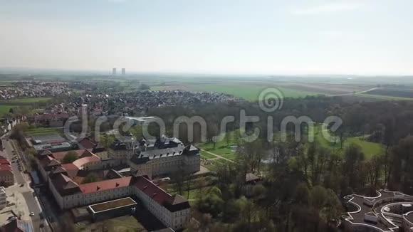 从高角度观看德国大城市和周围平原4k视频的预览图