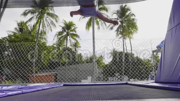 年轻的运动员在蹦床上跳着玩极端的把戏视频的预览图
