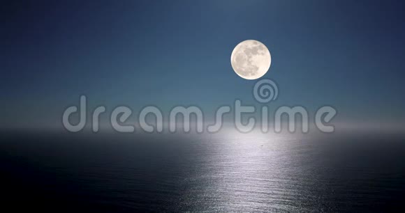 满月在海洋上闪耀照亮了倒影视频的预览图