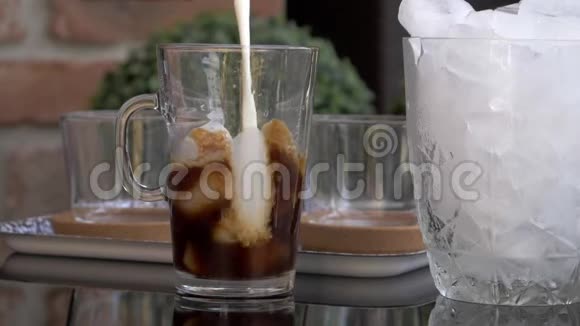 冰咖啡慢镜头180帧秒高清视频的预览图