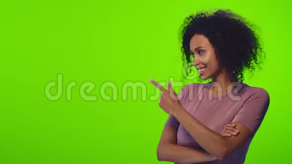 美国黑人女性用食指指着墙上的空白视频的预览图
