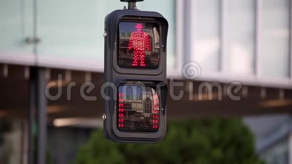 日本东京行人红色红绿灯视频的预览图