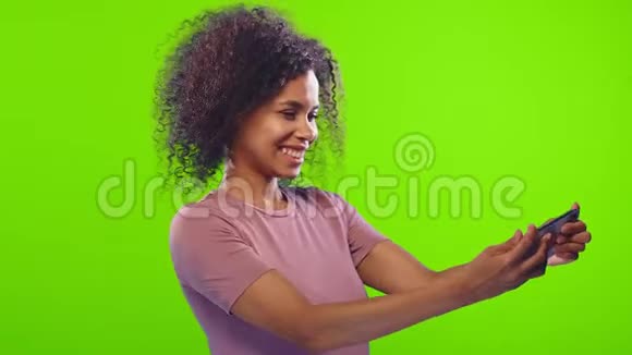非洲女人在智能手机上玩游戏的关键镜头视频的预览图