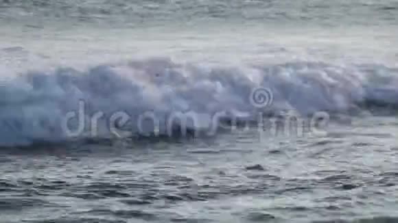 近距离拍摄大海浪四周视频的预览图