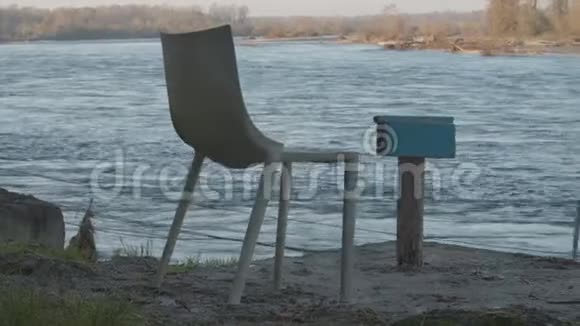 蒂奇诺河畔的独椅视频的预览图