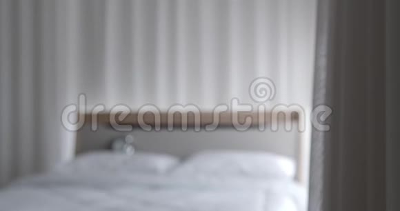 背景模糊卧室里有床视频的预览图