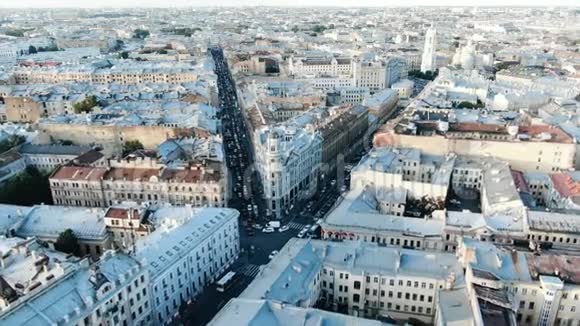 历史名城建筑延伸至地平线空中视频的预览图