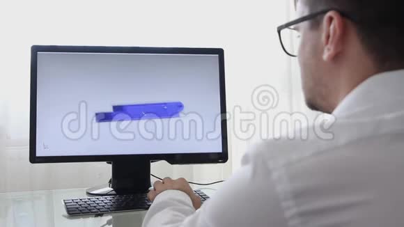 工程师建造师设计师戴眼镜的建筑师在个人电脑上工作他创造了新的建筑设计视频的预览图