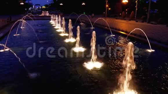 晚上在巴统堤岸唱歌喷泉公园里的许多喷泉都有彩色照明格鲁吉亚视频的预览图