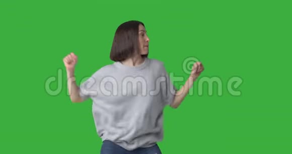 漂亮的女人在绿色背景下唱歌跳舞视频的预览图