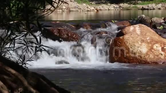 山河和小瀑布视频的预览图
