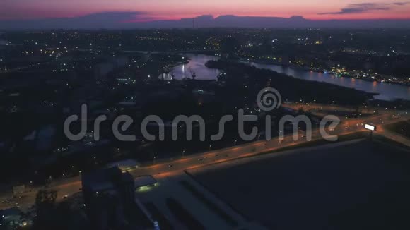 夜间照明的河流桥梁和道路视频的预览图