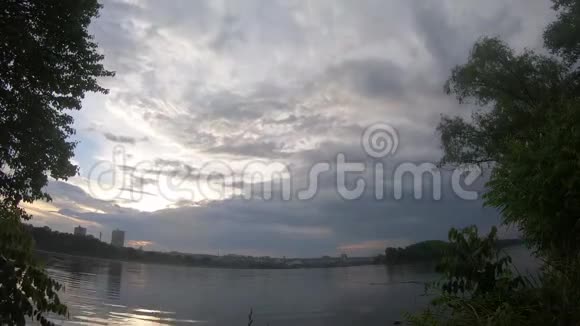 天空的时间推移河流上方的大云在4k视频的预览图