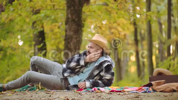 英俊的秋天严肃的男人模型在公园秋天的心情英俊的男子潮人在秋天的背景视频的预览图