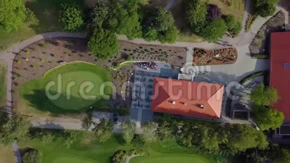 高尔夫俱乐部高尔夫球场4k区建筑物的俯视图视频的预览图