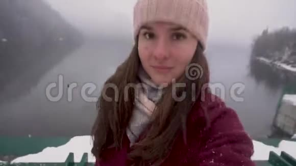 旅行概念女人自拍展示冬天在阿布哈兹的里萨湖视频的预览图