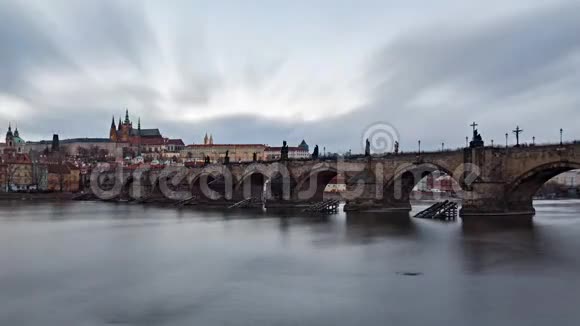 布拉格查尔斯桥的傍晚时间视频的预览图