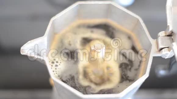 用喷雾和蒸汽从咖啡机中提取咖啡芽视频的预览图