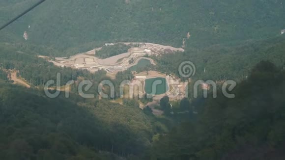 山中贡多拉的崛起蓝天森林景观优美极限运动度假理念视频的预览图