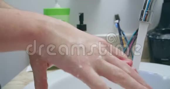 高卫生标准彻底洗手以避免covid19病毒视频的预览图