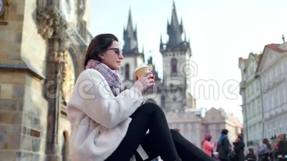 美丽的欧洲旅游妇女在历史广场上放松地喝咖啡建筑令人惊叹视频的预览图