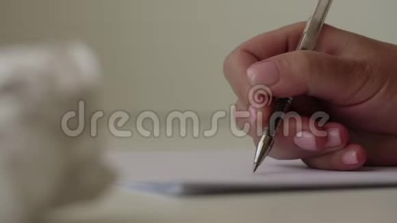 手在纸上写字用黑色钢笔特写十字架视频的预览图