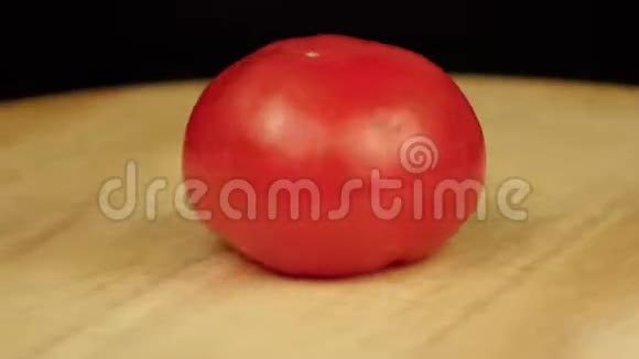 红番茄在木平台上旋转360度视频的预览图