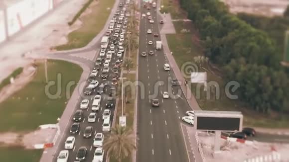 阿拉伯联合酋长国迪拜交通高峰时段的空中交通堵塞视频的预览图