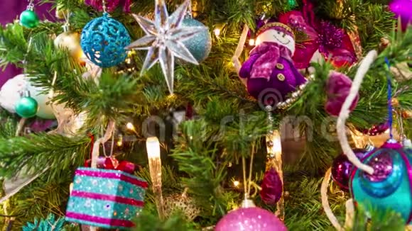 圣诞树在停止运动视频一个突出的雪人一颗星星和装饰性的紫色球和蜡烛视频的预览图