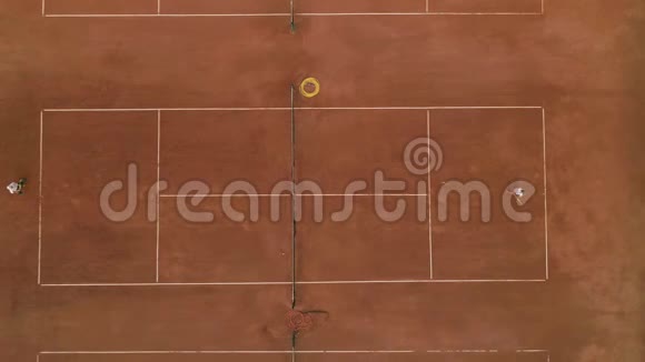 网球场熟练的对手男人和女孩在红场上玩体育游戏互相抛球视频的预览图