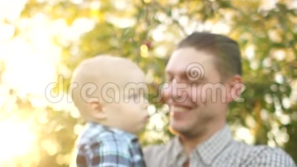 秋天苹果园里快乐父子的画像家庭幸福家庭度假视频的预览图