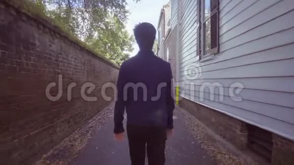 2年轻人走在街上背对着家视频的预览图