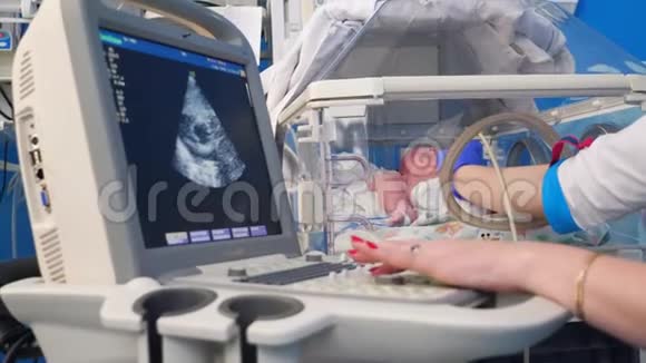 儿科医生用医疗工具检查婴儿心率视频的预览图