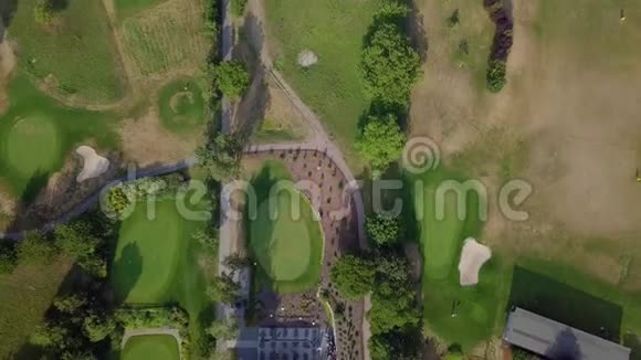 高尔夫球场的顶部景观有绿色草坪和许多树木4k视频的预览图