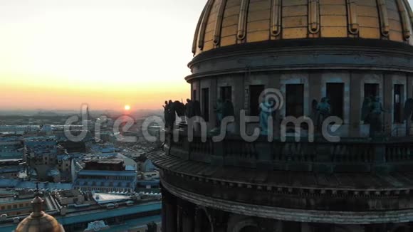 高耸的大教堂在旧首都上空升起日落时分视频的预览图