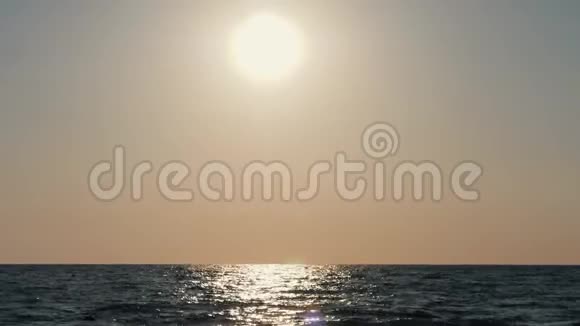 水面上夕阳的反射视频的预览图