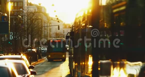 夕阳下公共汽车在城市里行驶视频的预览图