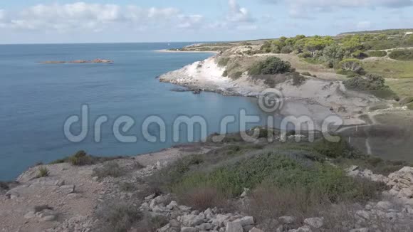 蓝色的大海和锯齿状的海岸线悬崖和岩石在惊人的景观中视频的预览图