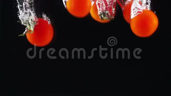整个番茄都从水里掉下来视频的预览图