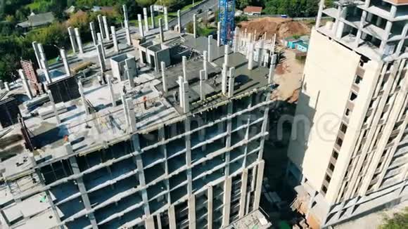 混凝土建筑是在顶部建造的视频的预览图