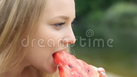 在大自然中吃西瓜的女人视频的预览图