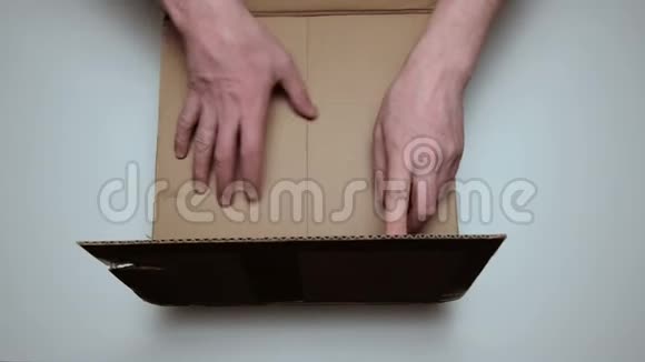 打开包裹人打开包裹男性手收起来纸板箱带惊喜视频的预览图