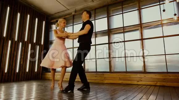 肮脏的舞蹈在情人节上的一个美丽的二重唱舞蹈反对视频的预览图
