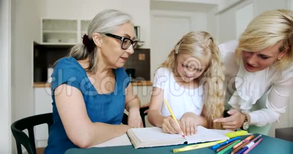 祖母和女儿在厨房视频的预览图
