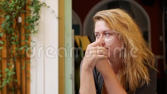 一个人坐在餐馆里等待她的点菜的女孩早餐时间视频的预览图