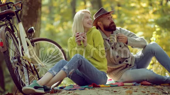 假日户外度假之旅阳光明媚的秋日公园里快乐的年轻人浪漫的秋情夫妻好好享受视频的预览图