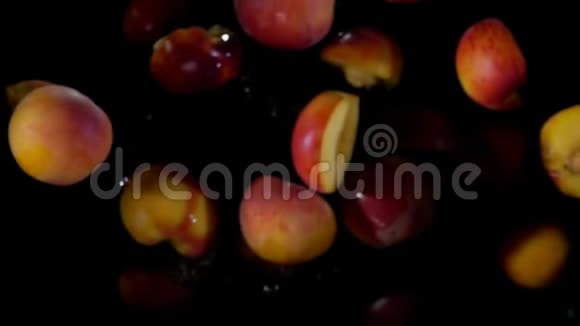 桃瓣在水花中飞舞视频的预览图