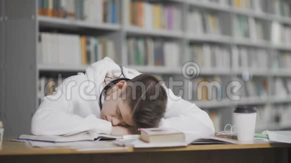 在大学里读书的时候累的家伙睡着了视频的预览图
