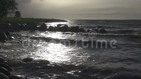 芬兰海湾全景波浪冲向海岸的石头在地平线上克朗斯塔特市慢动作视频的预览图