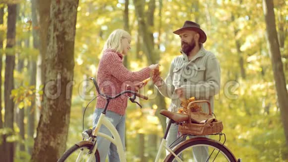 在秋天的森林里玩耍的夫妇秋天的一对浪漫和爱情的概念视频的预览图